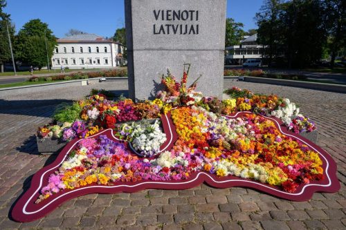 Ziedu paklāja veidošana pie pieminekļa Vienoti Latvijai